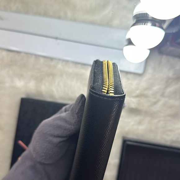 AUTHENTIC PRADA ZIP LONG WALLET - Picture 8 of 17